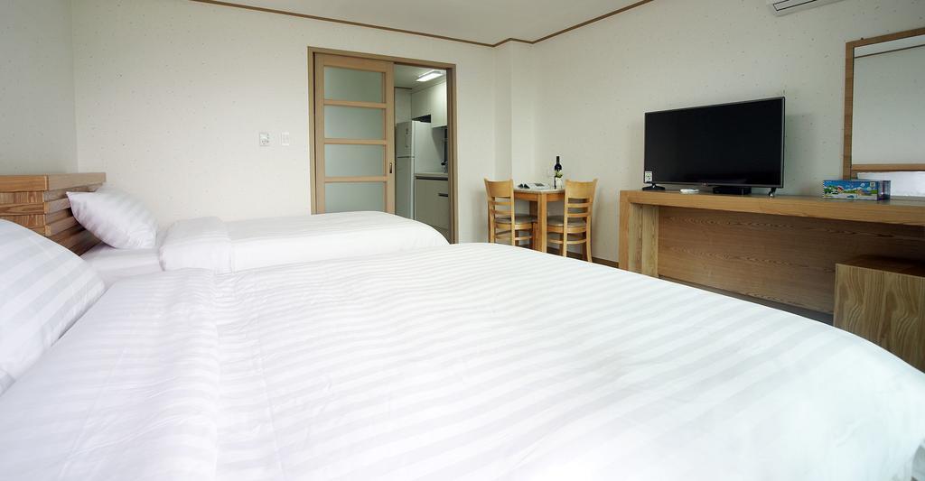 Bowhill Resort & Pension Seogwipo Room photo